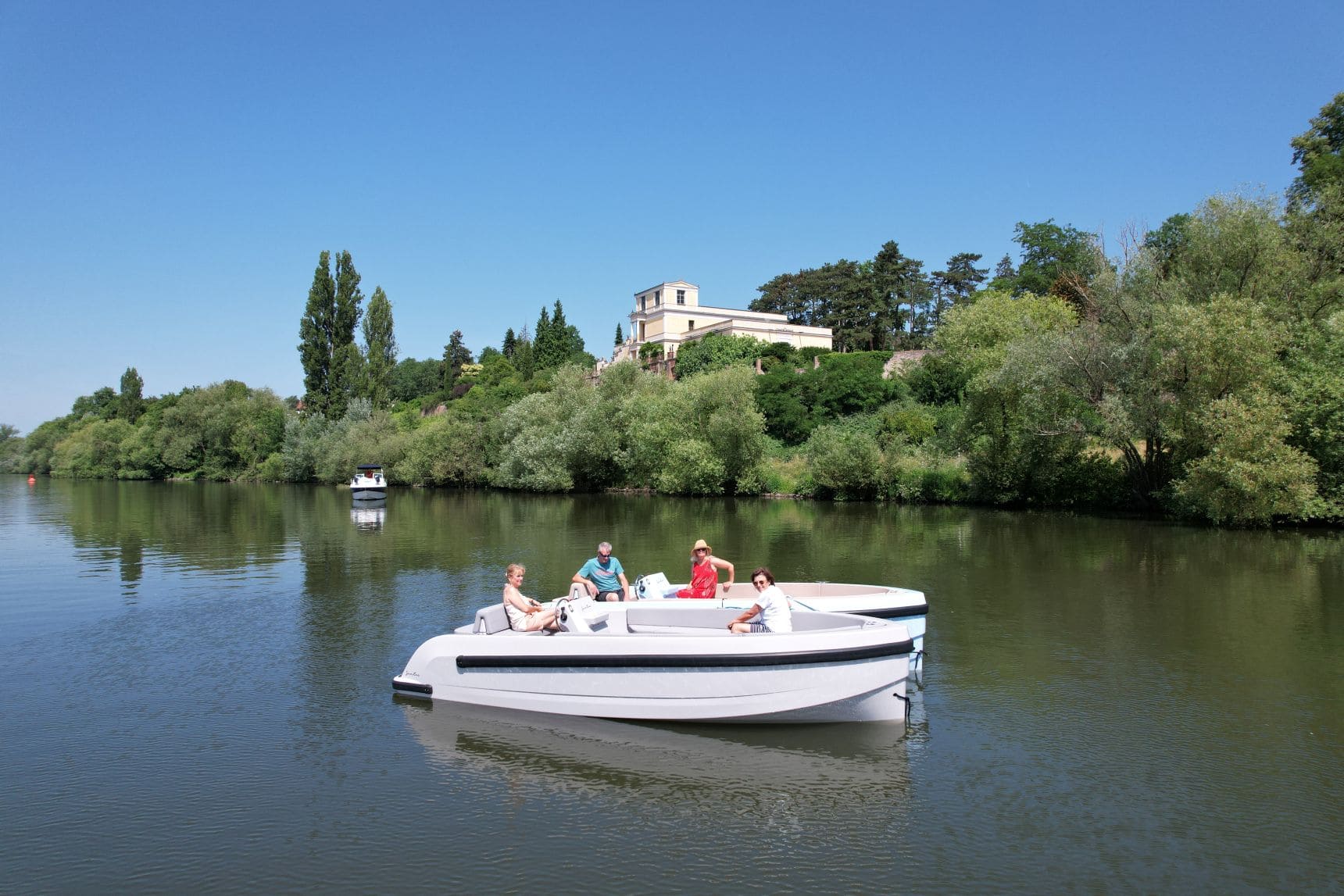 Exklusive Yacht-Charter vor Schloss Johannisburg
